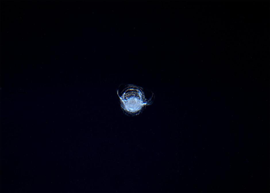 La pequeña rajadura que quedó en el vidrio exterior de la cúpula de la Estación Espacial - Fuente: ESA