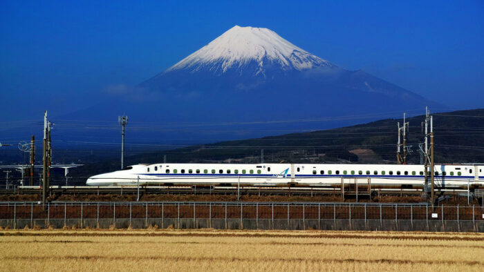 tren bala y el monte fuji