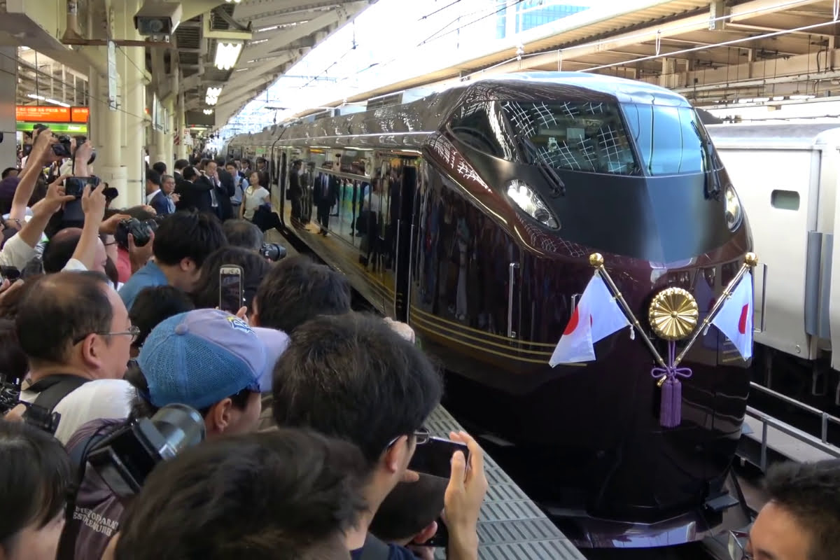 Nagomi E655, el espectacular tren del Emperador de Japón