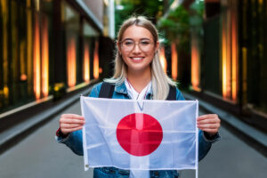mujer sosteniendo la bandera de japon