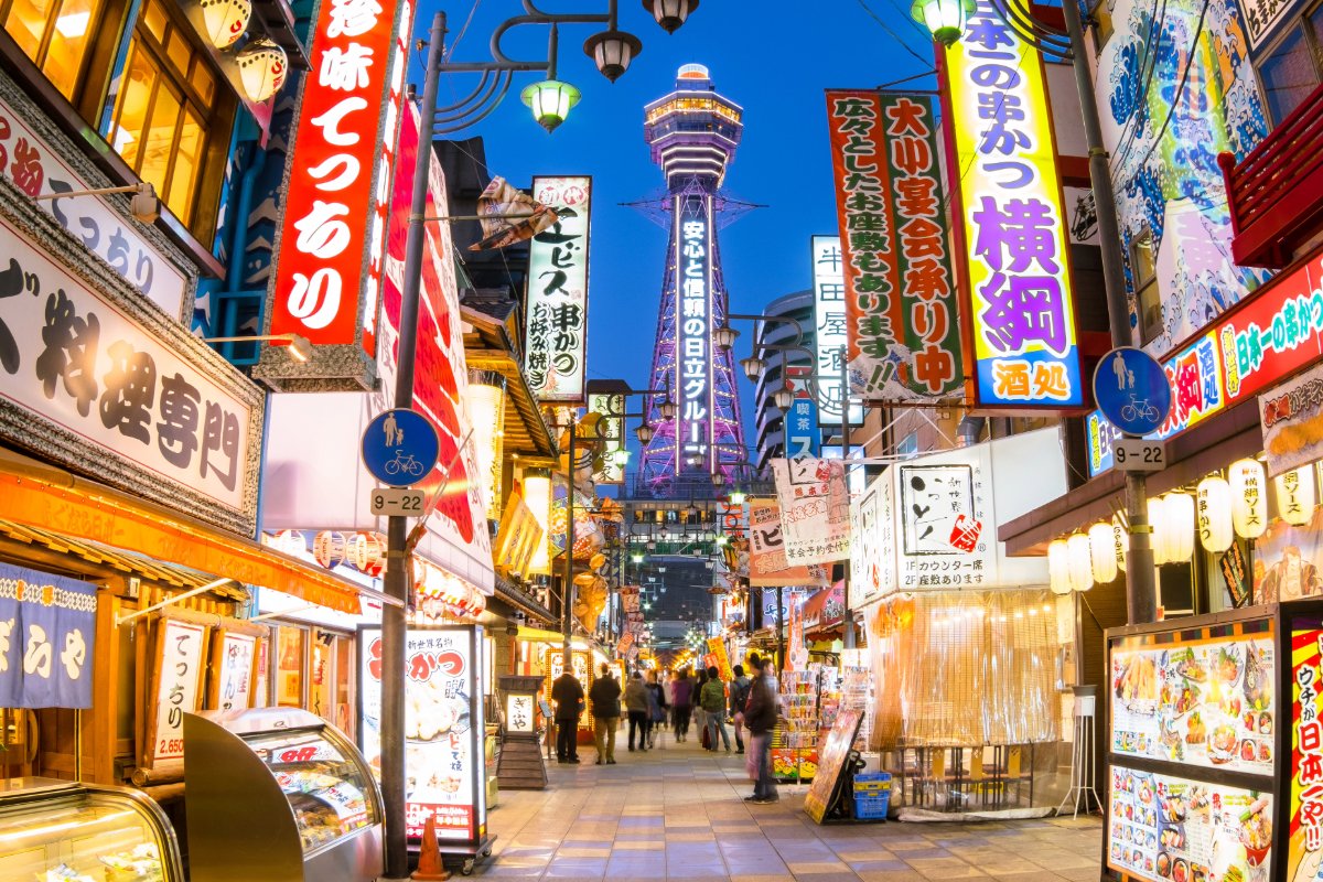 Salto al vacío desde la icónica torre de Tsutenkaku de Osaka: así es «Dive & Walk»