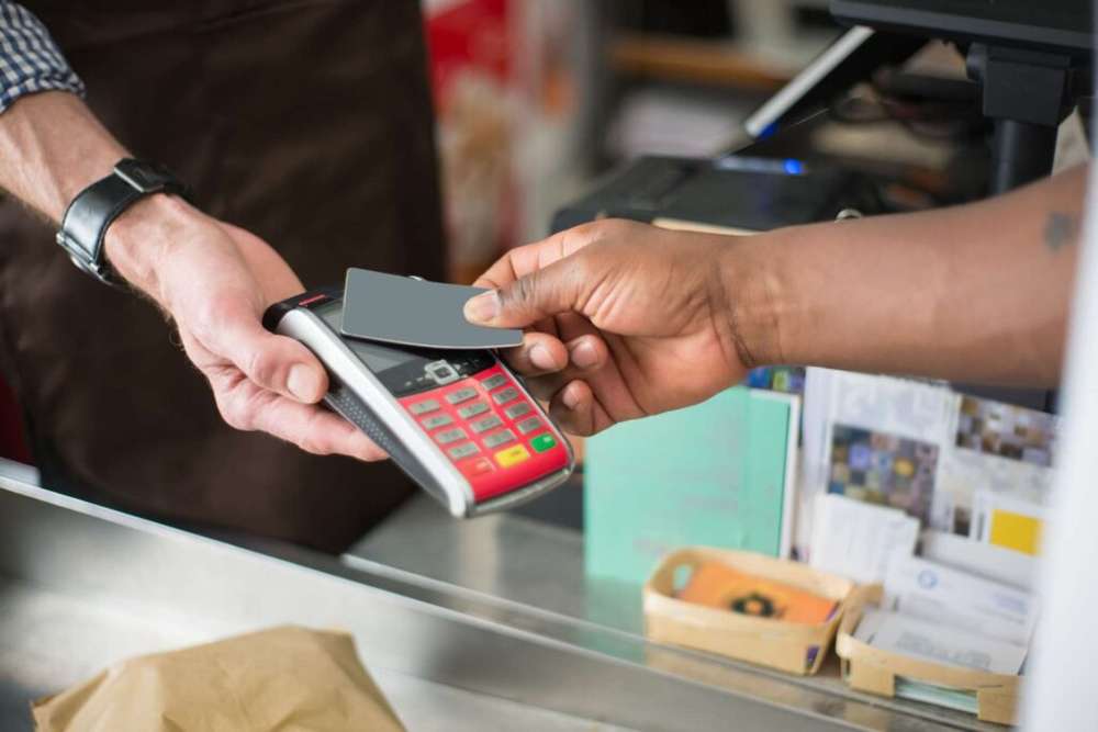 La trampa del pago mínimo de la tarjeta que atrapa a millones de familias argentinas (y cómo salir)
