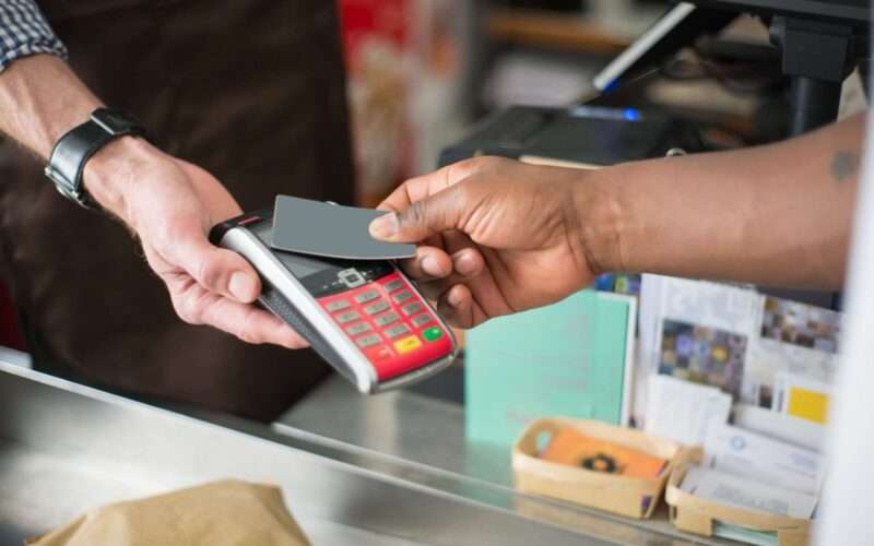 La trampa del pago mínimo de la tarjeta que atrapa a millones de familias argentinas (y cómo salir)